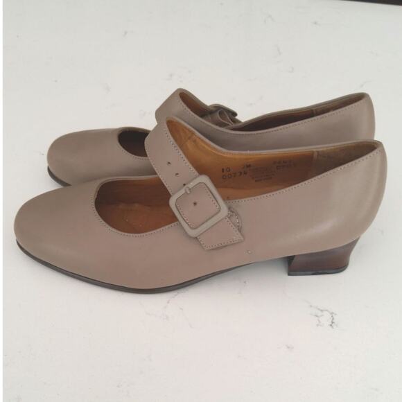 Womens leather Mary Jane style block heel Made in USA size 10 comfort bone color - Picture 2 of 10
